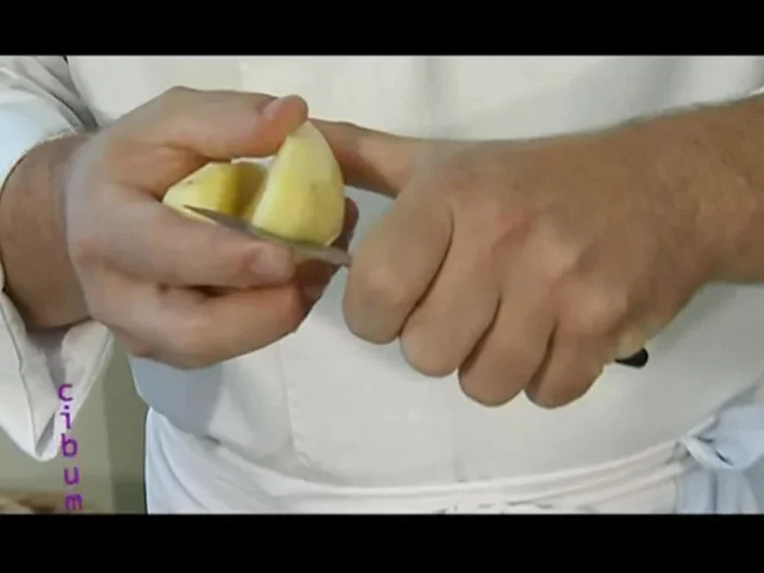 Sbucciare le patate. Scegliere il taglio desiderato: cubetti regolari (per una cottura uniforme), spicchi (a forma di barilotto, poi tagliati a metà per creare spicchi), o rondelle.