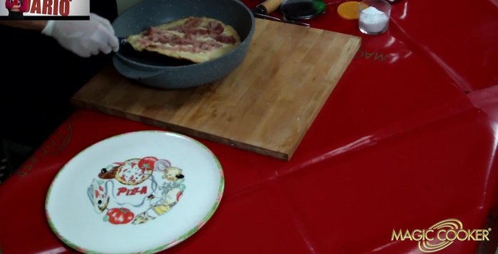 Servire la pizza.