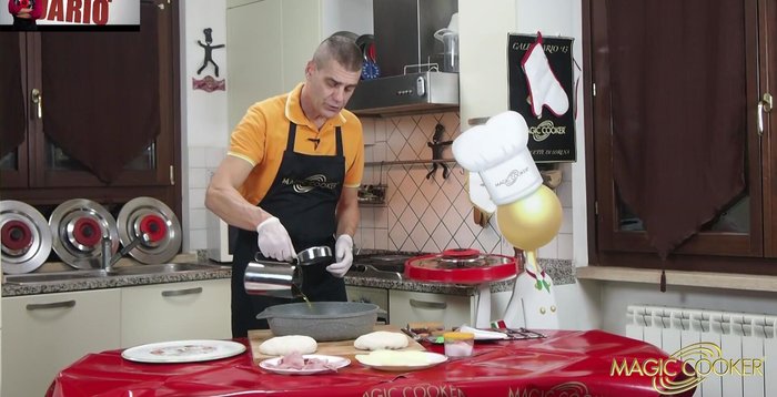 Ungere una pentola con un filo d'olio e distribuirlo bene con uno Scottex.