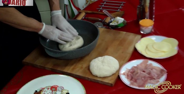 Stendere l'impasto per pizza nella pentola.