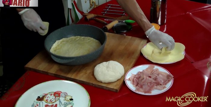 Aggiungere la scamorza affumicata e un pizzico di sale.