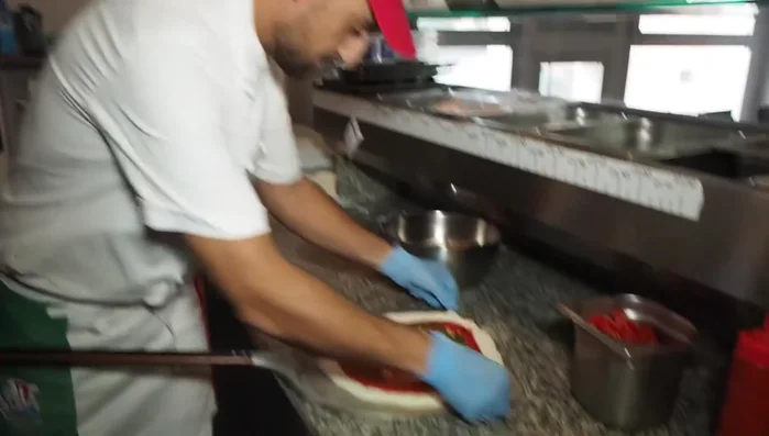 Infornare la pizza in forno a legna per circa 1-2 minuti.