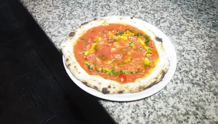 Nel frattempo, preparare i frutti di mare: saltarli in padella con aglio e un pizzico di peperoncino.