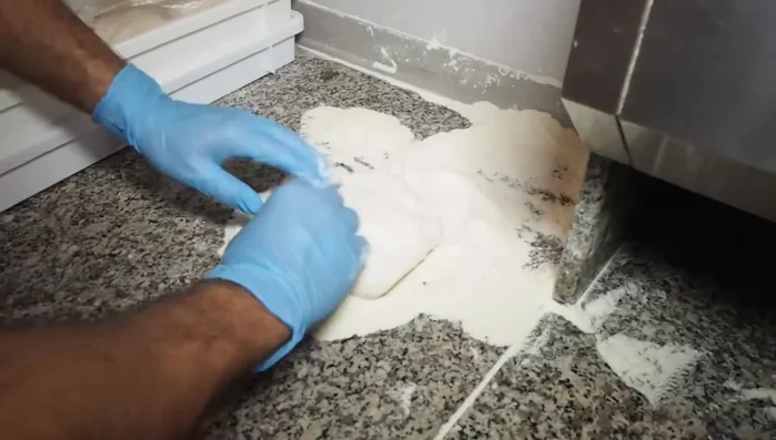 Preparare l'impasto per pizza (già lievitato 48 ore, come descritto nel video).