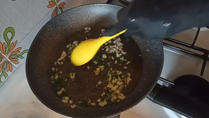 Aggiungere i gamberi (tranne alcuni da tenere da parte per la decorazione) e cuocere brevemente.
