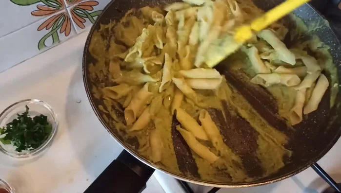 Aggiungere la panna e mantecare per qualche minuto.