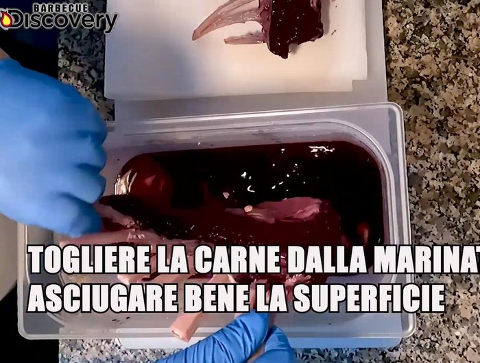 Nel frattempo, preparare la salsa al vino rosso: in un tegame, far rosolare un po' di aglio nell'olio. Aggiungere il vino rosso e far ridurre.