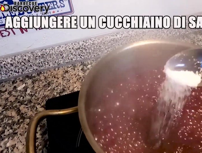Aggiungere il brodo vegetale e far sobbollire fino ad ottenere una salsa densa.