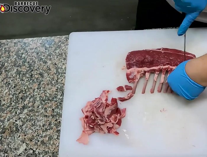Preparare il carrè di agnello: condire con sale, pepe, rosmarino, timo e aglio tritato.
