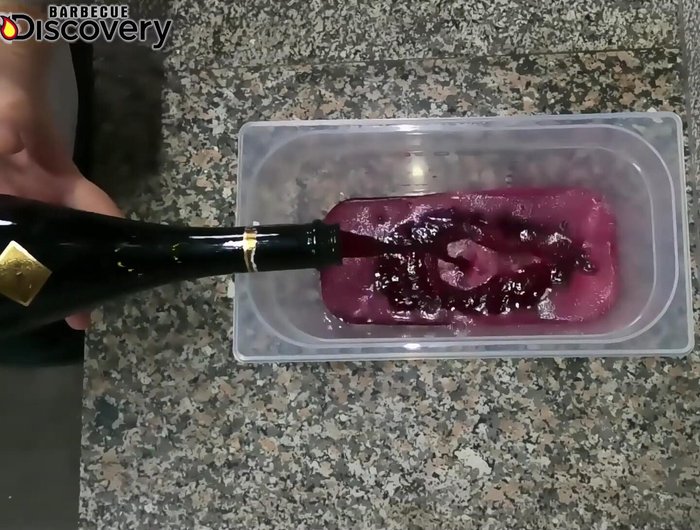 Avvolgere il carrè nella pasta brisée o sfoglia, sigillando bene i bordi.