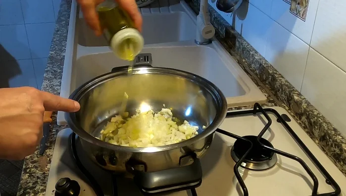 Tritare la cipolla e farla rosolare in una pentola con olio d'oliva.