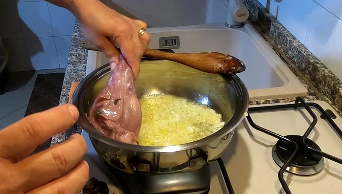 Aggiungere i pezzi di coniglio e farli rosolare da entrambi i lati.