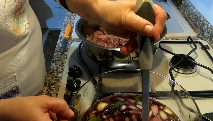 Cuocere a fuoco lento con coperchio per circa un'ora.