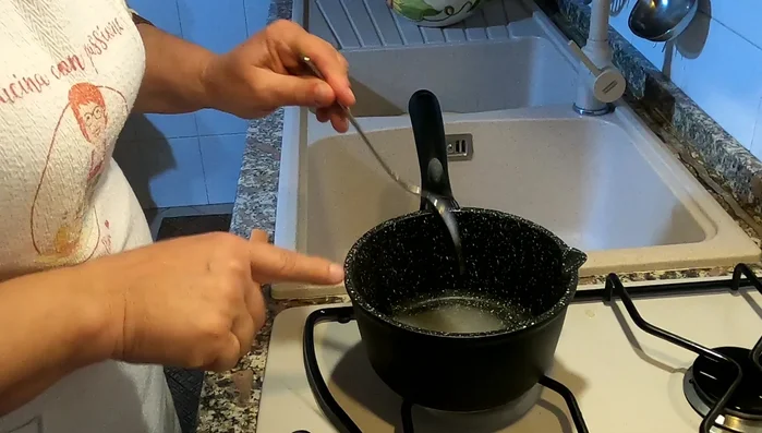 Preparare l'agrodolce: sciogliere lo zucchero in aceto.