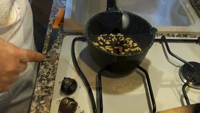 Versare l'agrodolce sul coniglio e proseguire la cottura per qualche minuto.