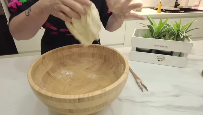 Lasciate lievitare il panetto in una ciotola unta d'olio per 50-60 minuti.