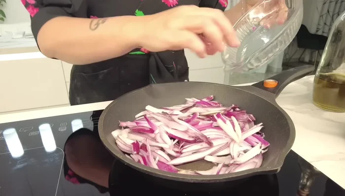 Preparate il ripieno: soffriggete le cipolle con olio, sale e un po' d'acqua fino ad appassirle. Aggiungete la polpa di pomodoro, basilico e olive nere. Fate cuocere fino a quando il sughetto si restringe leggermente e poi lasciate raffreddare.