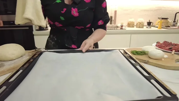 Stendete la pasta lievitata su una placca da forno con carta forno.
