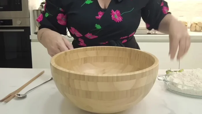 In una ciotola, mescolate acqua, lievito, farina, zucchero, sale e un goccio d'acqua rimasta. Aggiungete un cucchiaio d'olio e formate un panetto.