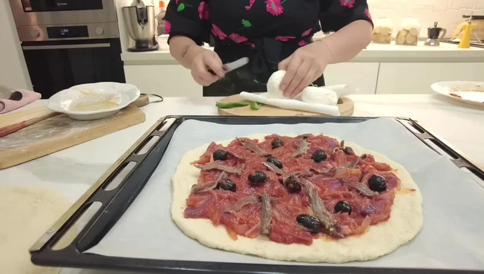 Aggiungete la mozzarella ben asciutta e un po' di basilico.