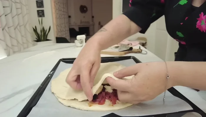 Chiudete la pizza con l'altra parte dell'impasto, sigillando bene i bordi.