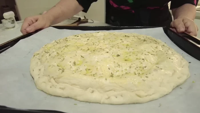 Infornate a 200° (statico o ventilato) per circa 30 minuti, spostando la pizza nella parte superiore del forno a metà cottura.
