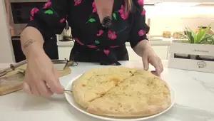 Pizza Ripiena Doppia con Cipolle, Olive e Acciughe: Ricetta Facile!