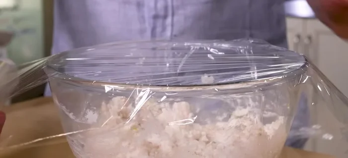 Coprire il ripieno con pellicola e tenere in frigorifero durante il tempo di riposo della pasta.