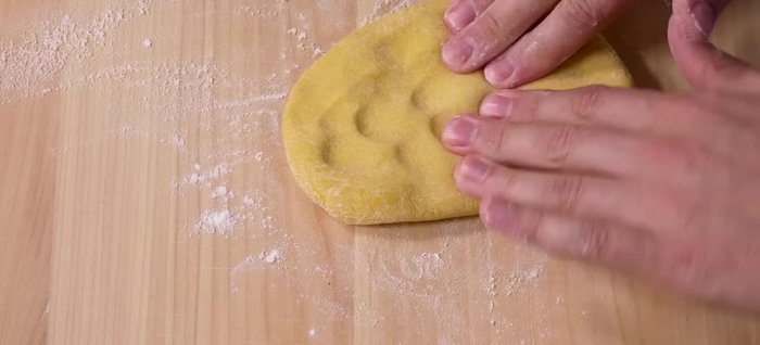 Stendere la pasta fino a raggiungere uno spessore di circa 2-3 mm. Dividere a metà e creare i ravioli usando un coppapasta e il ripieno (inserito in una sac à poche). Sigillare bene i ravioli.