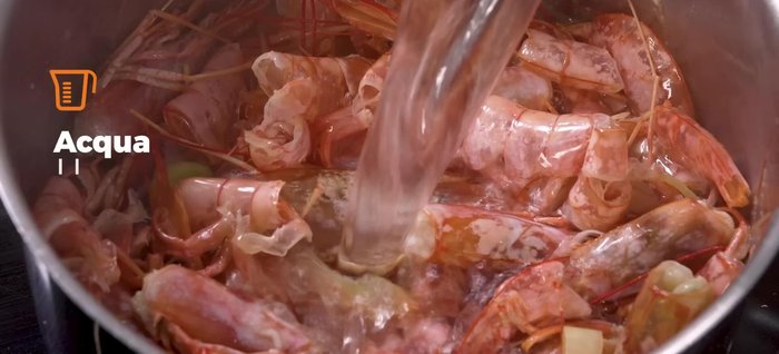 Coprire con acqua, aggiungere prezzemolo fresco, sale e pepe in bacche. Lasciare bollire a fuoco medio-basso per un'ora.