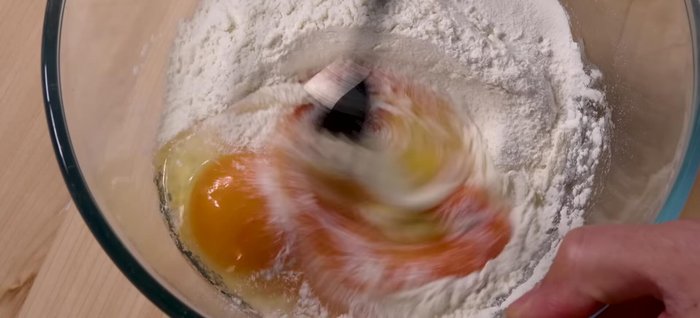 Preparazione della pasta fresca: mescolare farina e uova, impastare fino ad ottenere un panetto liscio e omogeneo. Lasciare riposare sotto pellicola per 30 minuti.