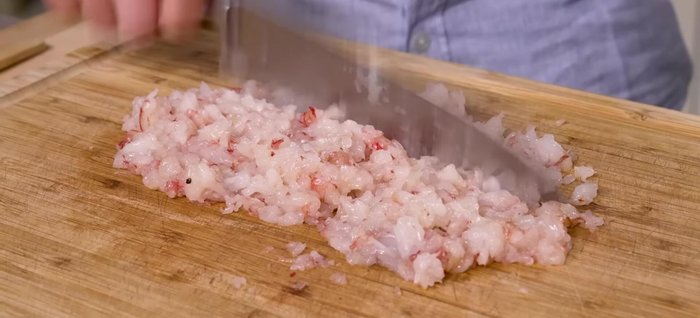 Preparazione del ripieno: tritare grossolanamente i gamberi. In una ciotola, mescolare i gamberi tritati con ricotta, sale, pepe, timo fresco e scorza di limone.
