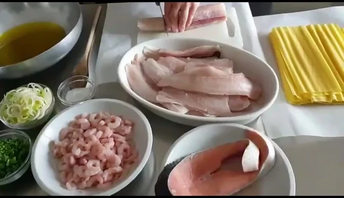 Tagliare il trancio di palombo a pezzettini e il salmone a pezzi, eliminando pelle e lische.