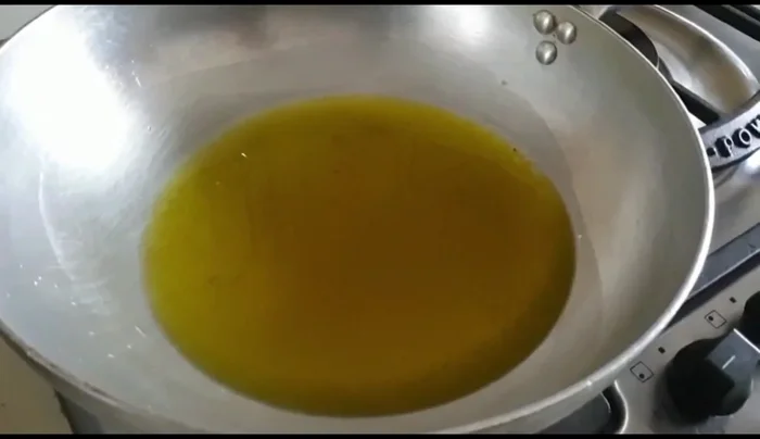 In una padella, scaldare l'olio e aggiungere il porro. Lasciare soffriggere per un paio di minuti.