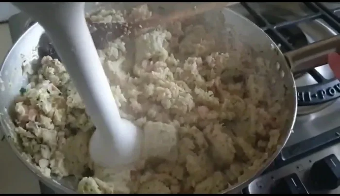Frullare grossolanamente il composto di pesce con un mixer ad immersione.