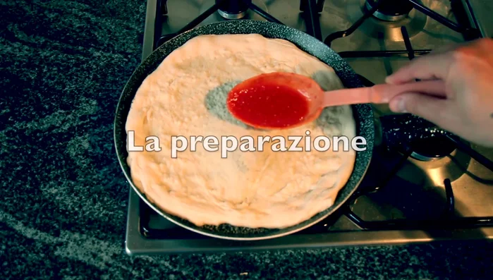 Adagiare il disco di pasta sulla padella.