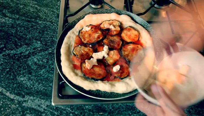 Aggiungere la provola o scamorza.