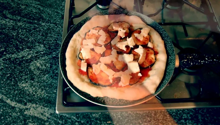 Dare un'ultima passatina di pomodoro sulla provola (poco).