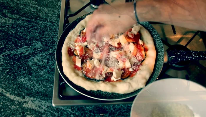 Aggiungere il mix di Parmigiano Reggiano e Pecorino Romano.