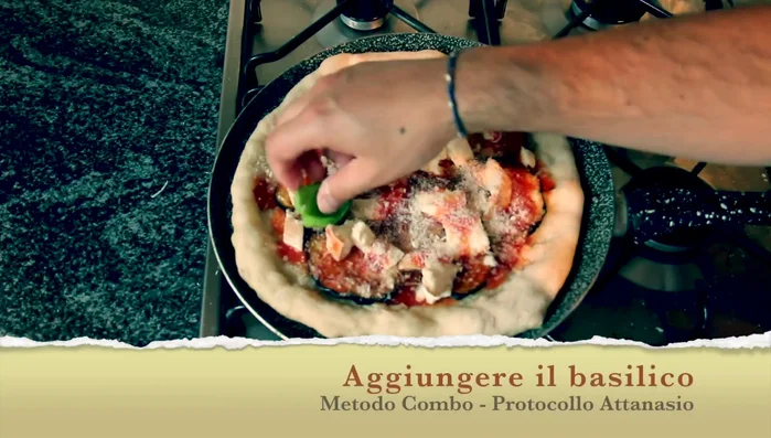 Aggiungere il basilico e l'olio.