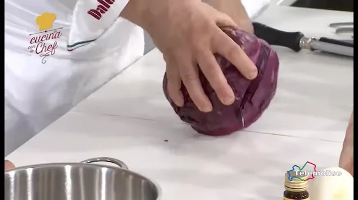 Preparare il cavolo rosso: pulirlo, tagliarlo e stufarlo in pentola con sale. Lasciare poi stufare.