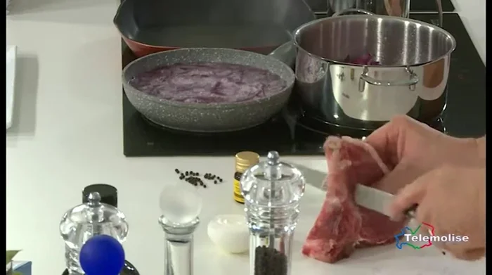 Preparare la cipolla al zafferano: soffriggere la cipolla bianca tagliata a spicchi con olio, sale e zafferano. Aggiungere un goccio di aceto.