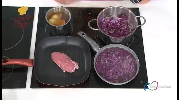 Frullare il cavolo rosso stufato per creare una purea cremosa.