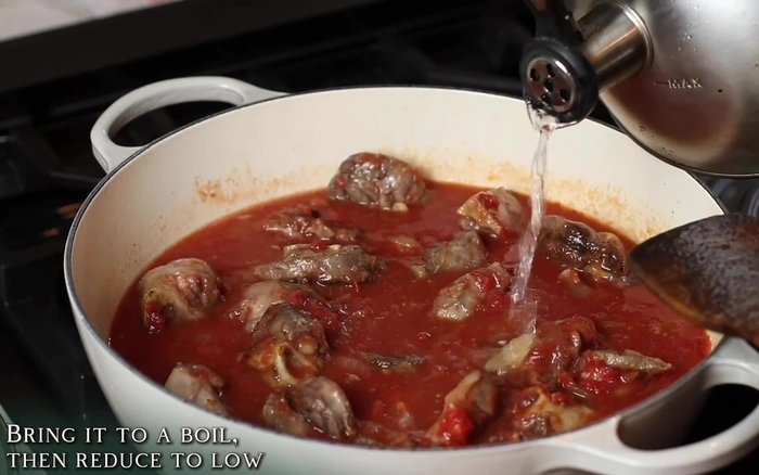 Portare a ebollizione, quindi ridurre il fuoco al minimo, coprire e lasciare sobbollire per 45 minuti, o fino a quando la carne sarà tenera.