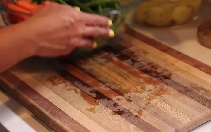 Nel frattempo, preparare i fagiolini, le carote e le patate. Tagliare le patate a metà e metterle in ammollo in acqua per evitare che diventino marroni.