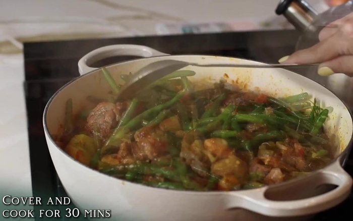 Coprire e cuocere per altri 30 minuti, o fino a quando le patate e i fagiolini saranno teneri.