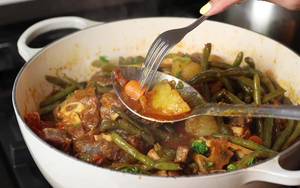 Stinco d'agnello con fagiolini: ricetta greca facile