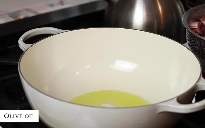 Scaldare una pentola a fuoco medio. Aggiungere olio d'oliva e rosolare l'agnello in due lotti per 3-4 minuti per lato, fino a quando non sarà ben dorato.