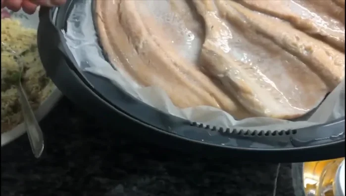 Cospargere sia i finocchi che i filetti di trota con pane grattugiato, un po' di olio, e aglio tritato (facoltativo).