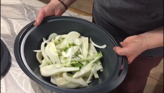 Tagliare i finocchi a spicchi e adagiarli nel recipiente per la cottura a vapore.